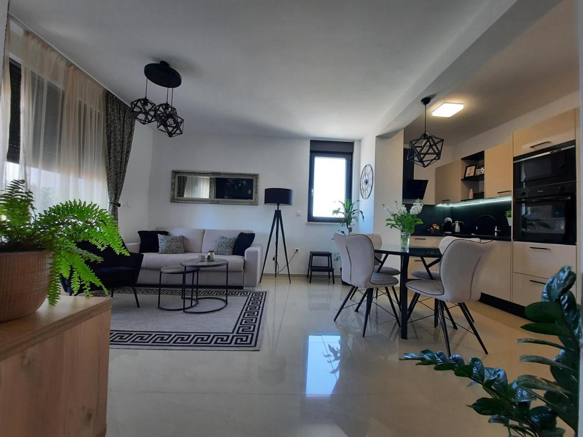 Enjoy Pula - New Apt With Terrace And Free Parking Garage ภายนอก รูปภาพ